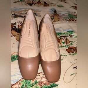 Adrienne Vittadini AV Palmer Wedge Low Heel Pump Faux Camel Leather Sz 7